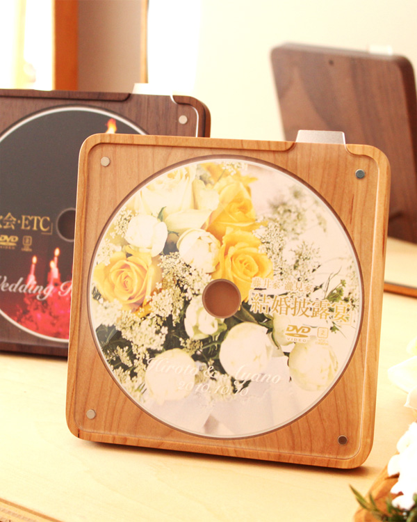 お気に入りのCD・DVDを美しく飾る木製スタンド・ケース