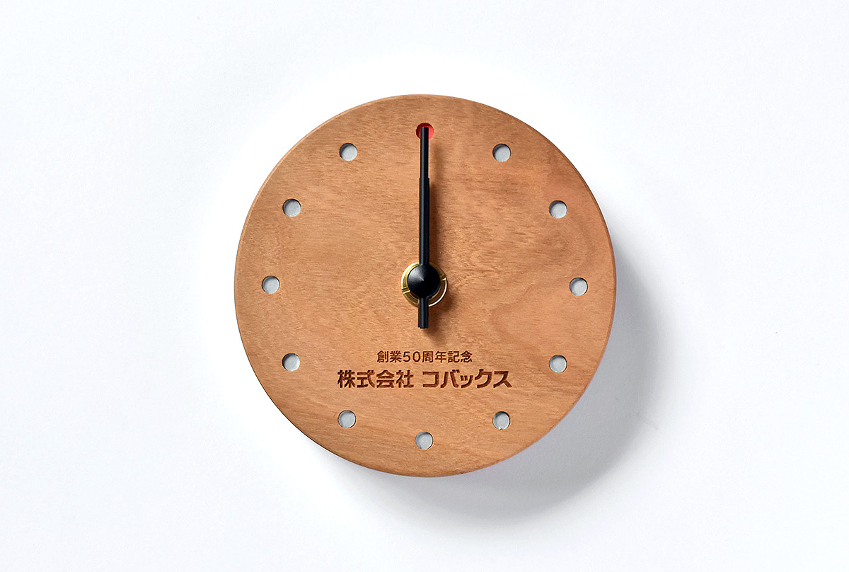 温もりあふれる木製時計の記念品