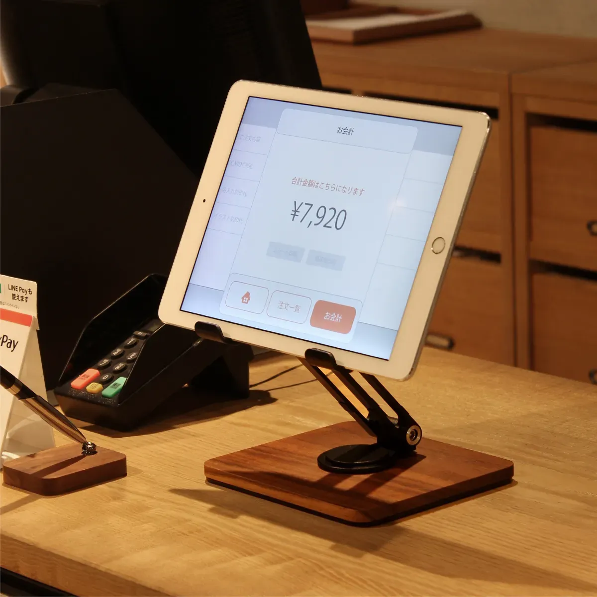 タブレットをしっかり支えるスタンド部分と底面には滑り止め