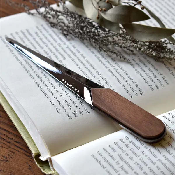 手紙や封筒を開封する所作をエレガントに演出