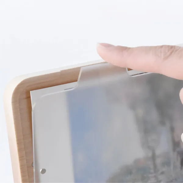 アクリルを外すだけで簡単に写真を交換する事ができます。