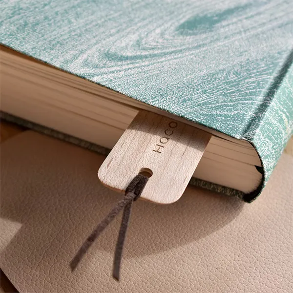 愛読している本や、スケジュール帳、ノートなどの途中をやさしく記す木のしおり