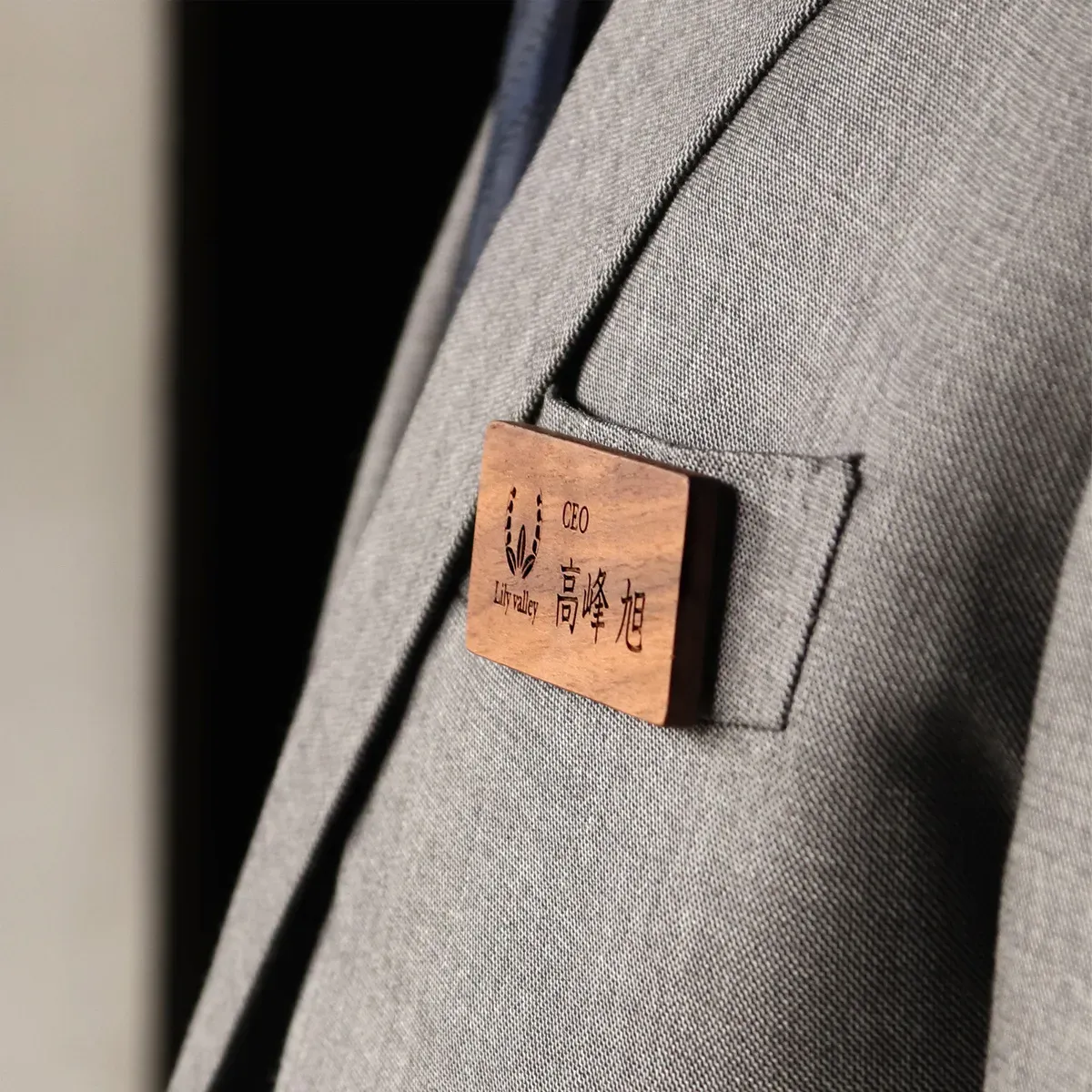 強力なマグネット式のネームタグ