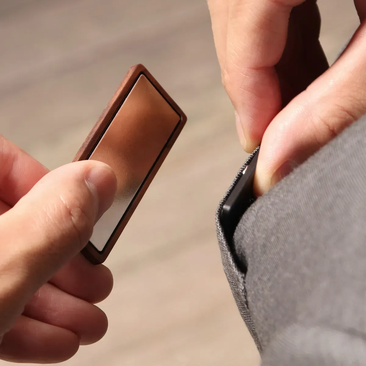 仕事着やスーツに針穴を開けることなく、ワンタッチで着脱