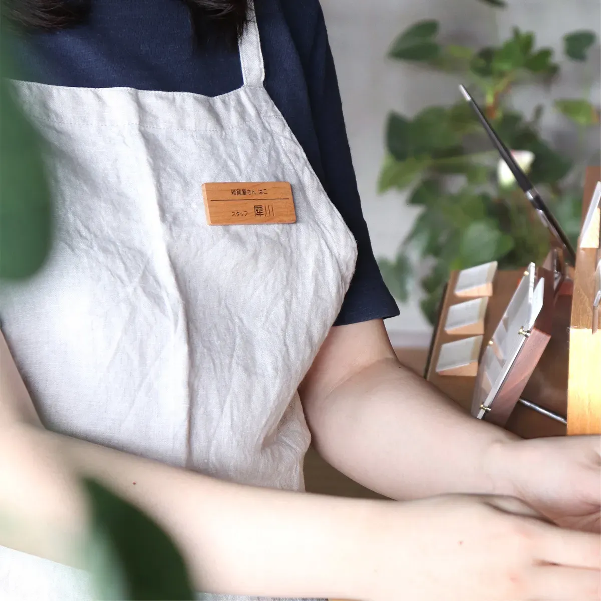 企業ロゴや個人名を美しく刻印できる名札