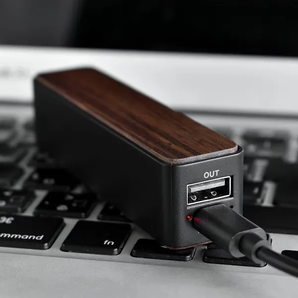スリムタイプの木製モバイルバッテリー