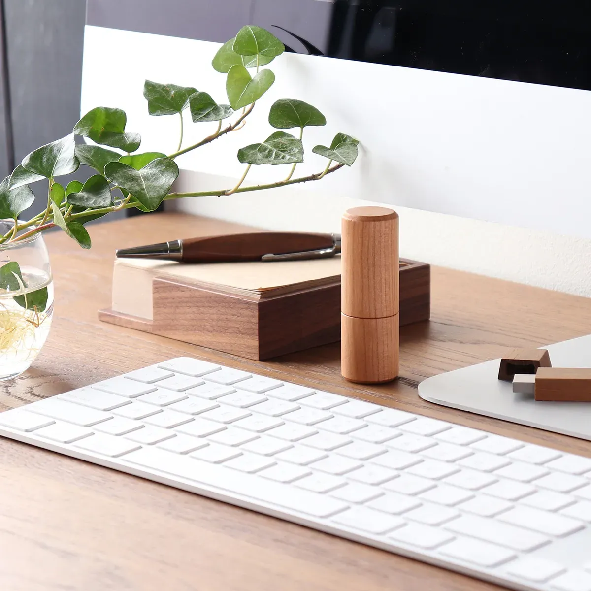 いつものネーム印が、愛着の一本に変わる木製カバー