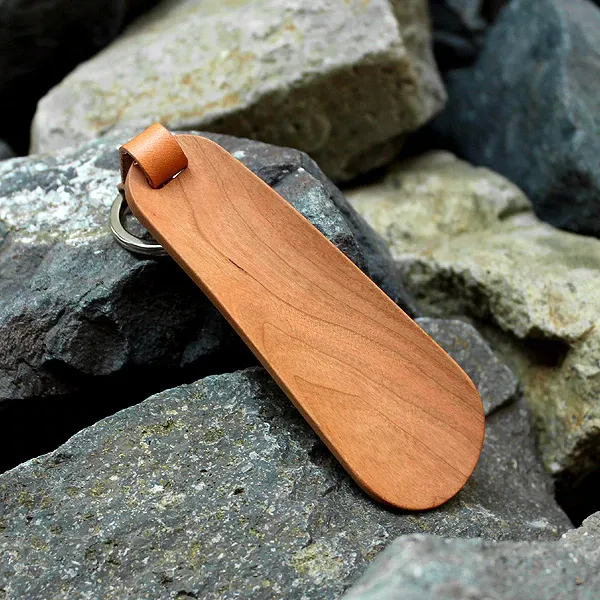天然木のなめらかな曲線が美しい靴べら
