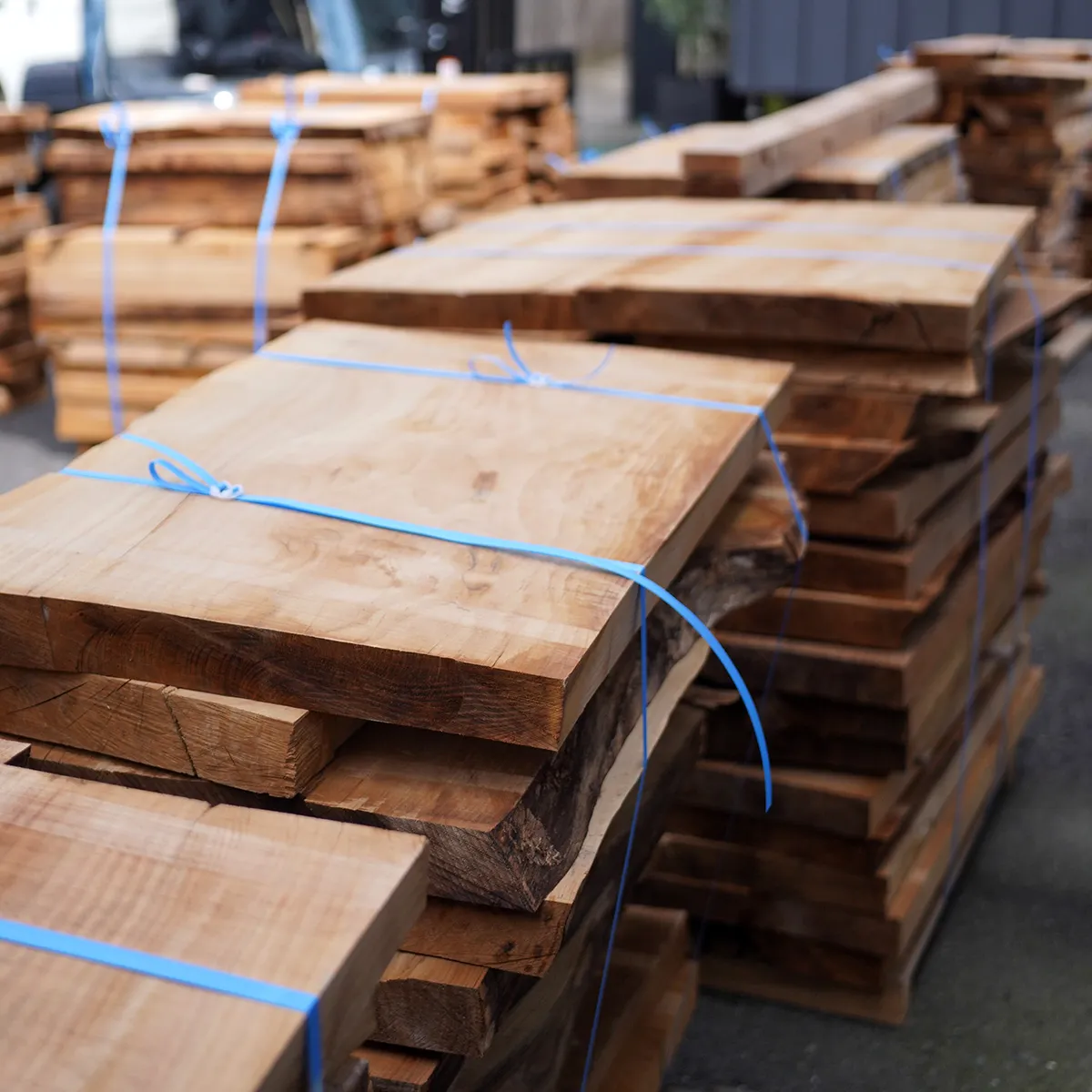 持ち込んだ丸太を製材し、ノベルティに