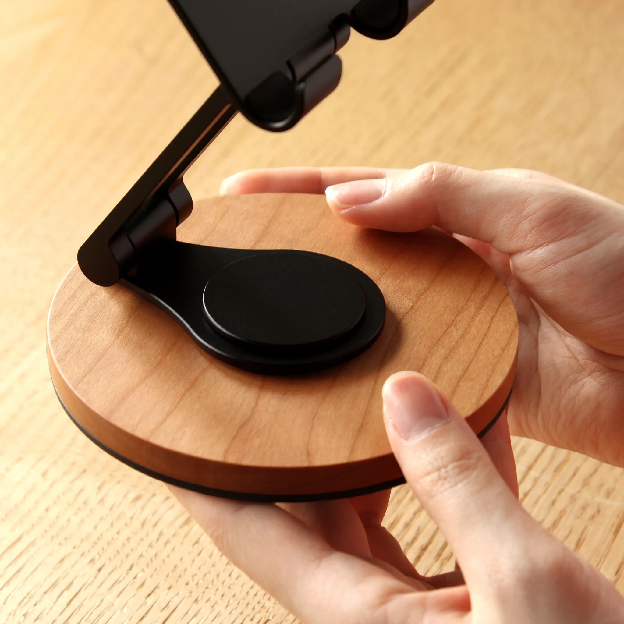 飽きのこないデザインのスマートフォンスタンド