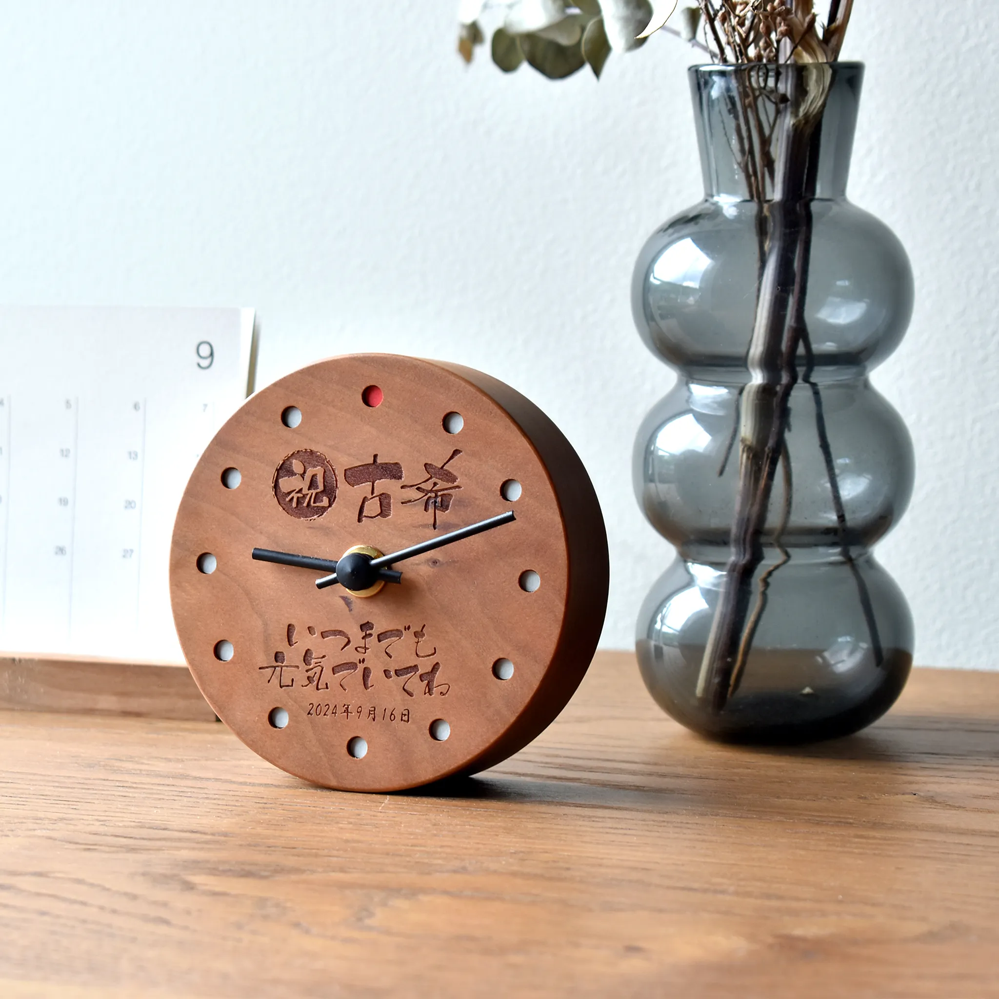 小さい木製時計にレーザー刻印