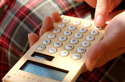 手触りが心地良い、小型の木製ソーラー電卓