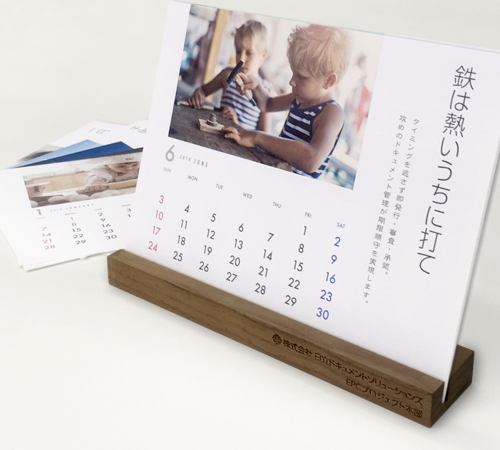 「Desk Calendar」をB6サイズに変更した木製スタンド