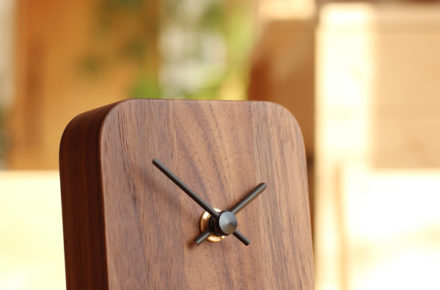 木製のシンプルな卓上ミニ時計「BLOCK-DeskClock」