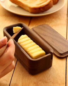 優雅な朝食のひとときに。木製バターケース「Butter Case Sサイズ」