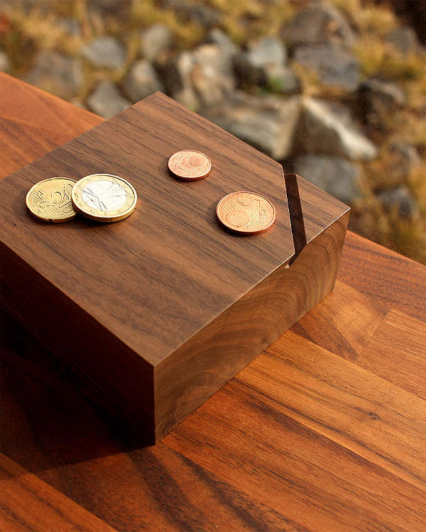 オブジェのように美しい木製の貯金箱「Coin Box」
