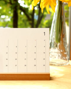 シンプルな卓上木製カレンダー「Desk Calendar」