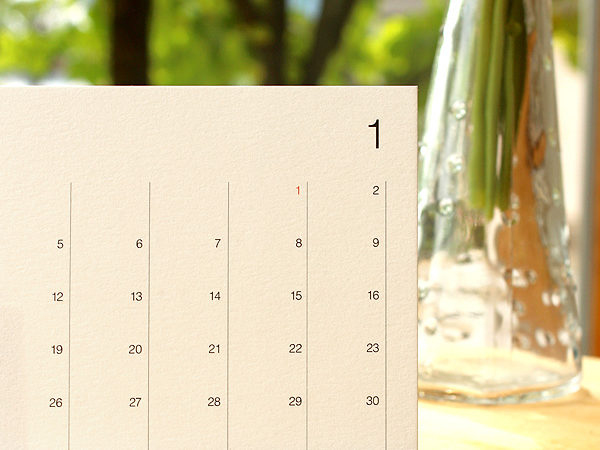 シンプルな卓上木製カレンダー「Desk Calendar」