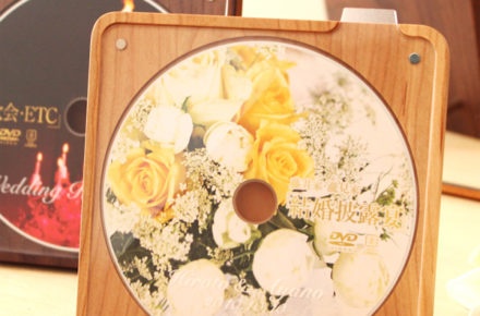お気に入りのCD・DVDを美しく飾る木製スタンド・ケース