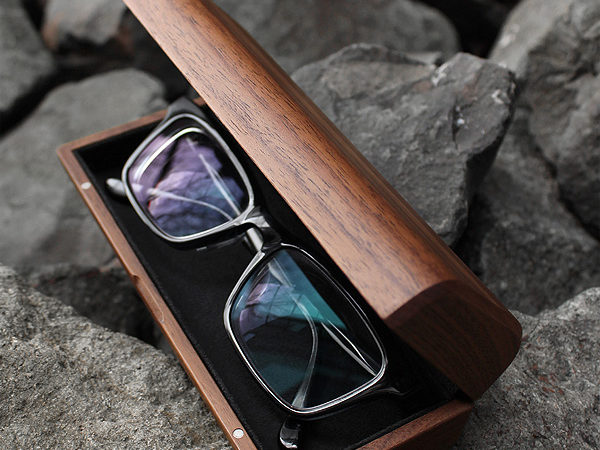 木のぬくもりで覆うおしゃれなメガネケース「GlassesCase Classy」