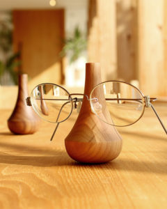 大切な眼鏡をおしゃれなインテリアに「GlassesStand Swing」