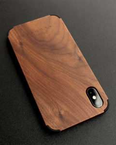 丈夫なハードケースと天然木を融合したiPhone専用木製ケース