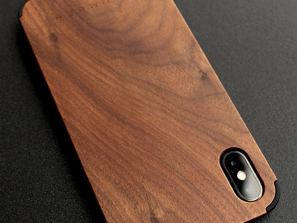 丈夫なハードケースと天然木を融合したiPhone専用木製ケース