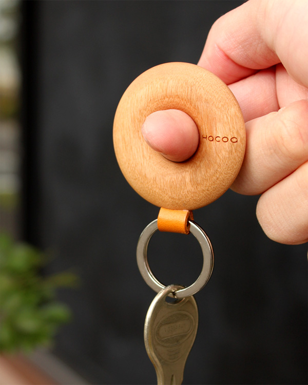 指に馴染む輪っか型の木製キーホルダー