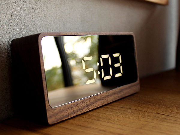 鏡にデジタル時計が浮かび上がる幻想的な木製時計