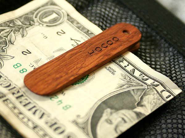 シンプルに手早くお札が挟める木製マネークリップ「Money Clip」