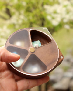 回転する蓋で薬が取り出し易いおしゃれな木製ピルケース「PillCase」