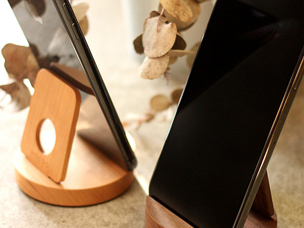 汎用性高い木製スマートフォンスタンド「Smartphone Stand」