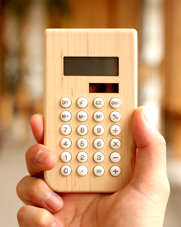 手に馴染むおしゃれな木製ソーラー電卓「Solar Battery Calculator」