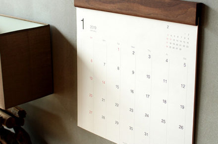 お部屋に馴染むおしゃれな木製壁掛けカレンダー「Wall Calendar」