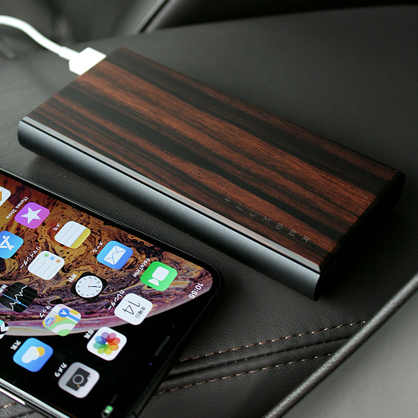 「POWERBANK 10000」木製モバイルバッテリー。iPhoneにも対応
