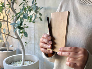 木のノートとボールペン
