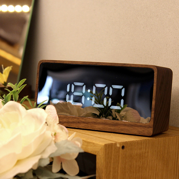 時刻が鏡面に幻想的に浮かび上がるおしゃれな置き型の木製デジタルクロック。
