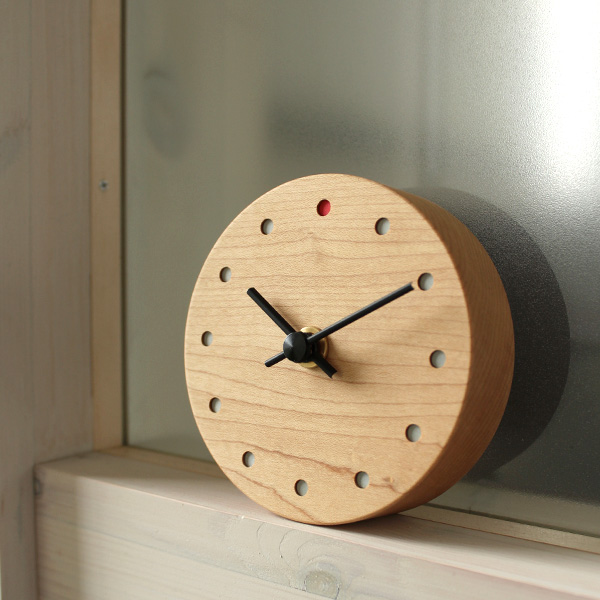 天然木材を使用した温もりあふれる時計です。