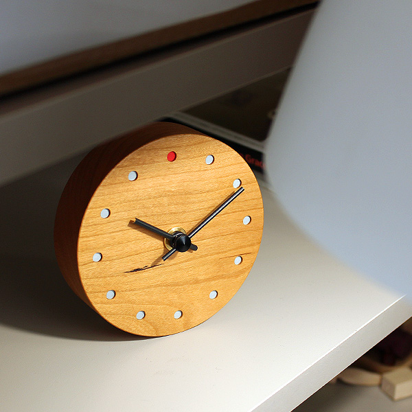 シンプルでおしゃれな木製時計。