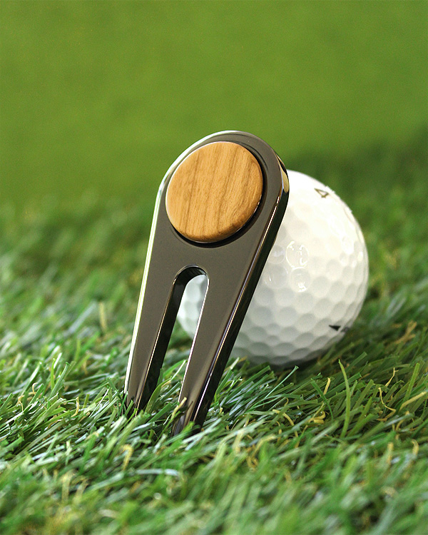 ゴルファーの必需品、木製グリーンフォーク