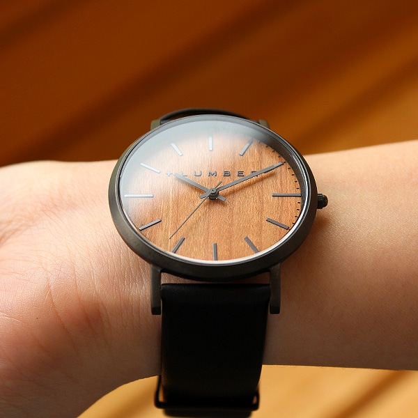 シンプルなスタイルが木目をより強調する腕時計です。