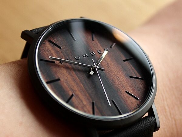 文字盤に本木目を使用した美しいシンプルな腕時計「WATCH 1100」