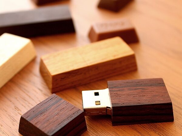チョコレートのようにかわいい木製USBメモリ
