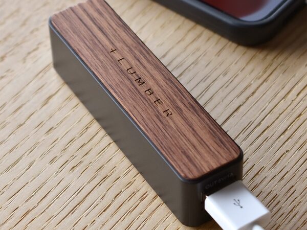 スリムタイプの木製モバイルバッテリー「POWERBANK 2600」