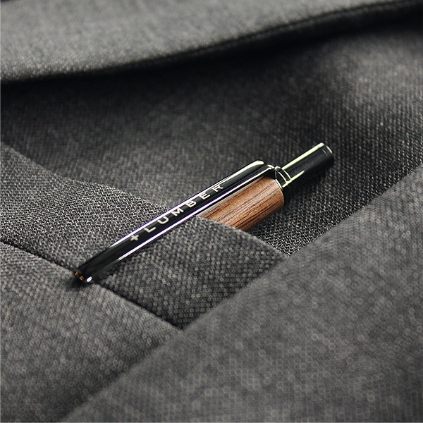 シャツの胸ポケット等にも程よくおさまり、木の質感がおしゃれな木製ペン。