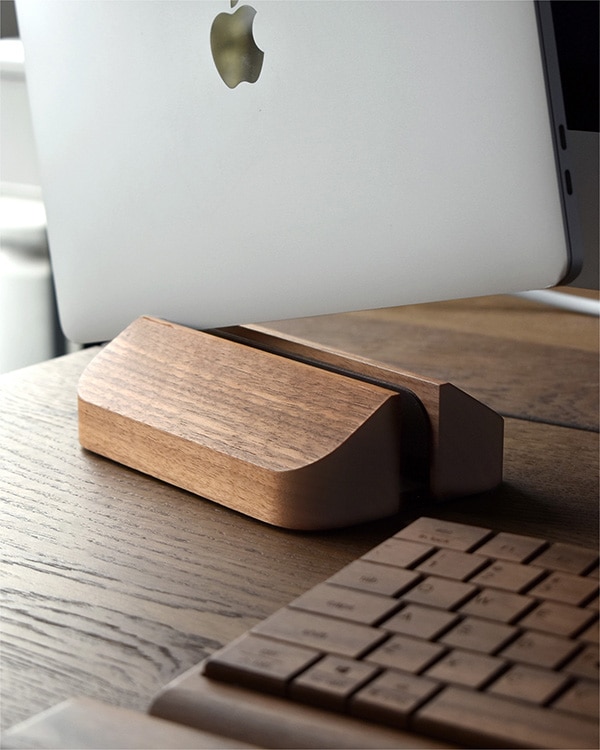 縦置き収納ですっきり。 デスクに馴染む木製「ノートパソコンスタンド」 無垢材を贅沢に使用したブロックタイプ