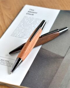 銘木をプラスした木製ボールペン「TRIANGLE BODY BALLPOINT PEN」