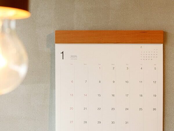 お部屋に馴染むおしゃれな木製壁掛けカレンダー「Wall Calendar」