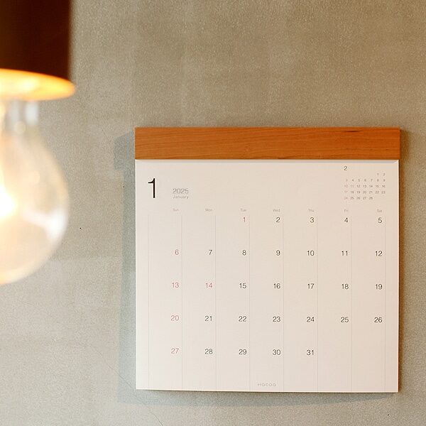 お部屋に馴染むおしゃれな木製壁掛けカレンダー「Wall Calendar」