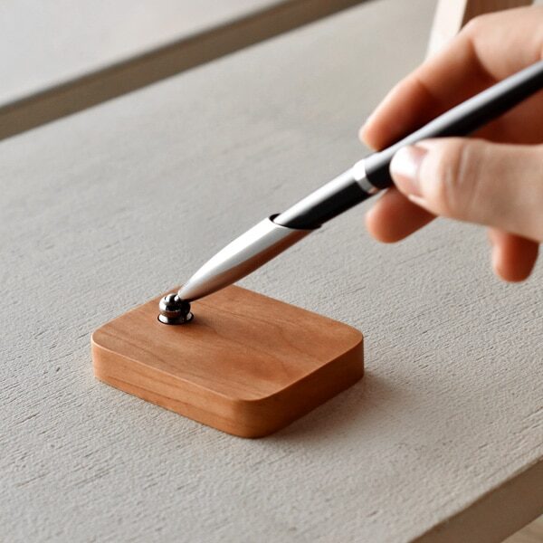 デスクにひっそりと佇む木製ペンスタンド「Single Pen Stand」